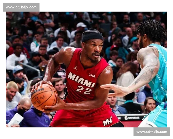 热火鏖战篮网东西强队正面对决赛场火花四溅焦点之夜球星碰撞引爆期待